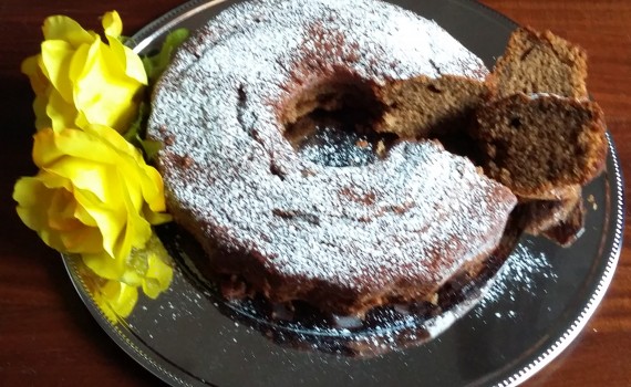 ciambella al caffè su piatto da portata