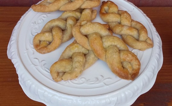 treccine con ricotta e cannella su piatto da portata