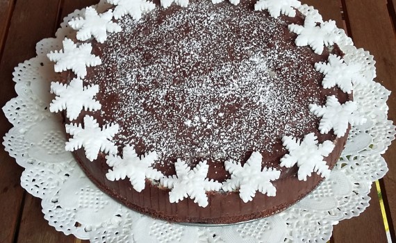 torta al cioccolato con decorazione natalizia
