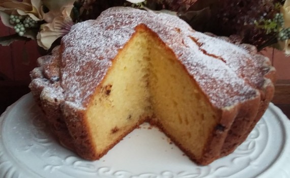 torta alla ricotta e gocce di cioccolato su alzata