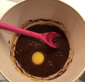 coppa al croccante aggiunta delle uova