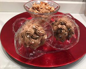 coppa deliziosa al cioccolato con gocce di cioccolato e granella