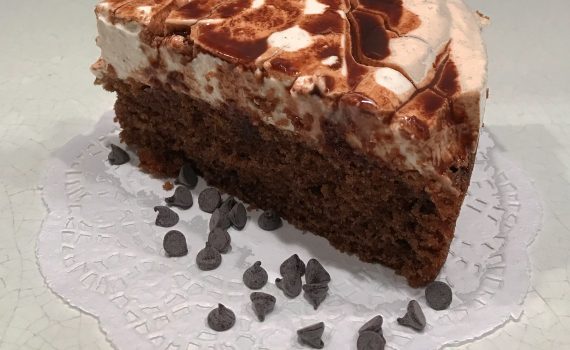 fetta torta cioccolato e panna