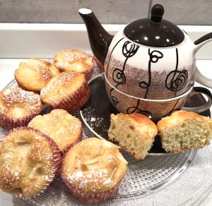 muffin alle mele con teiera