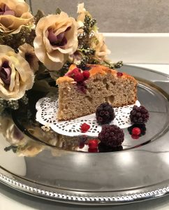 fetta della torta con ricotta e frutti i bosco