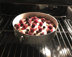 torta con ricotta e frutti di bosco in forno
