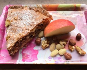 fetta apple pie su vassoio