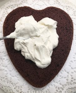 farcisci il cuore al cioccolato con la panna
