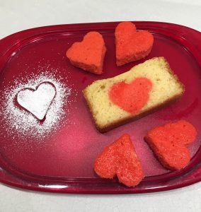 plumcake con sorpresa con cuori e zucchero a velo