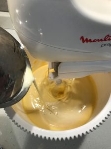 latte caldo nell'impasto della torta