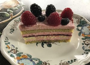 mattonella al pistacchio e frutti di bosco fetta