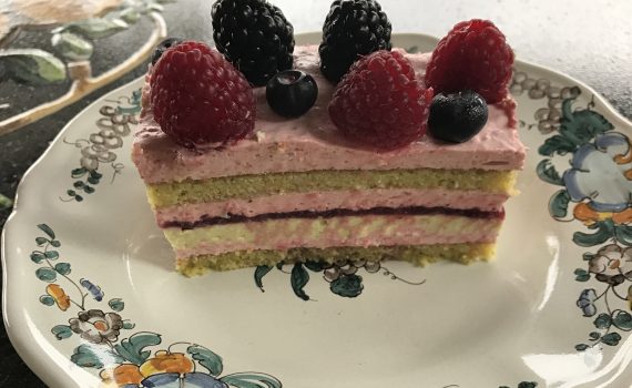 mattonella al pistacchio e frutti di bosco fetta