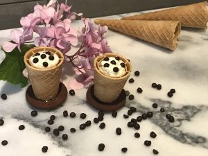 dessert in cornetto con gocce di cioccolato