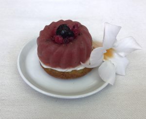 dessert con crema di latte e pistacchio con fiore