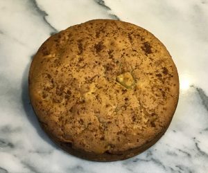 torta di mele appena sfornata