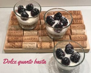 dessert con yogurt greco, more e cocco