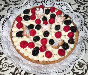 torta al pistacchio e crema di limone con lamponi e more