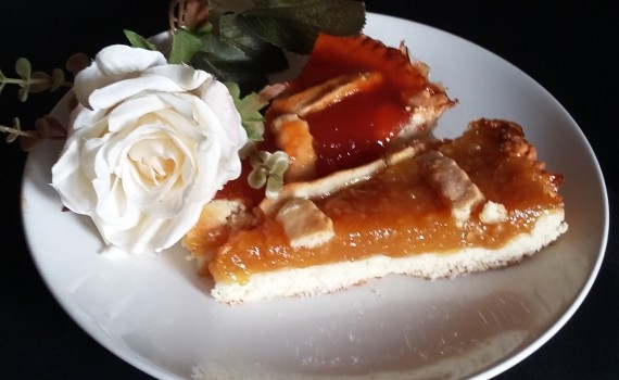 una fetta di crostata alla marmellata