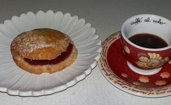 biscotti alla ricotta e tazza di caffè