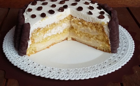 torta con pan di spagna e crema alla mandorla