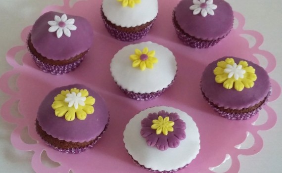 muffin al miele con decorazioni in pasta di zucchero viola