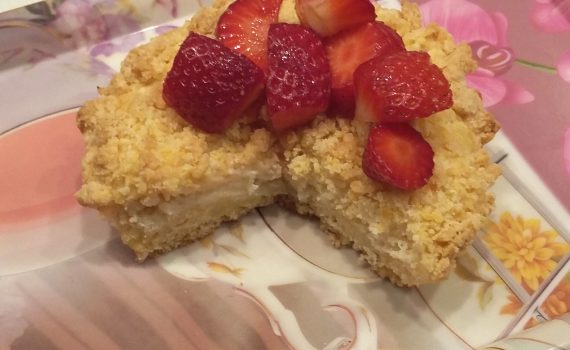 sbriciolata con crema di ricotta e fragole