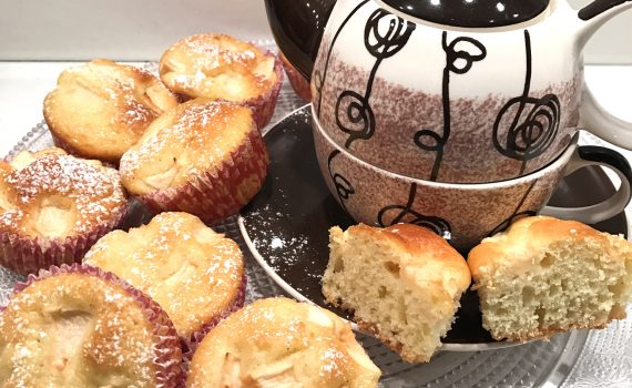 muffin alle mele con teiera