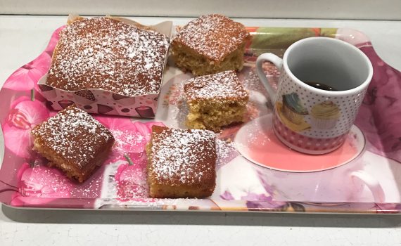 tortine all'avena con vassoio e caffè
