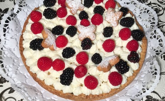 torta al pistacchio e crema di limone con lamponi e more